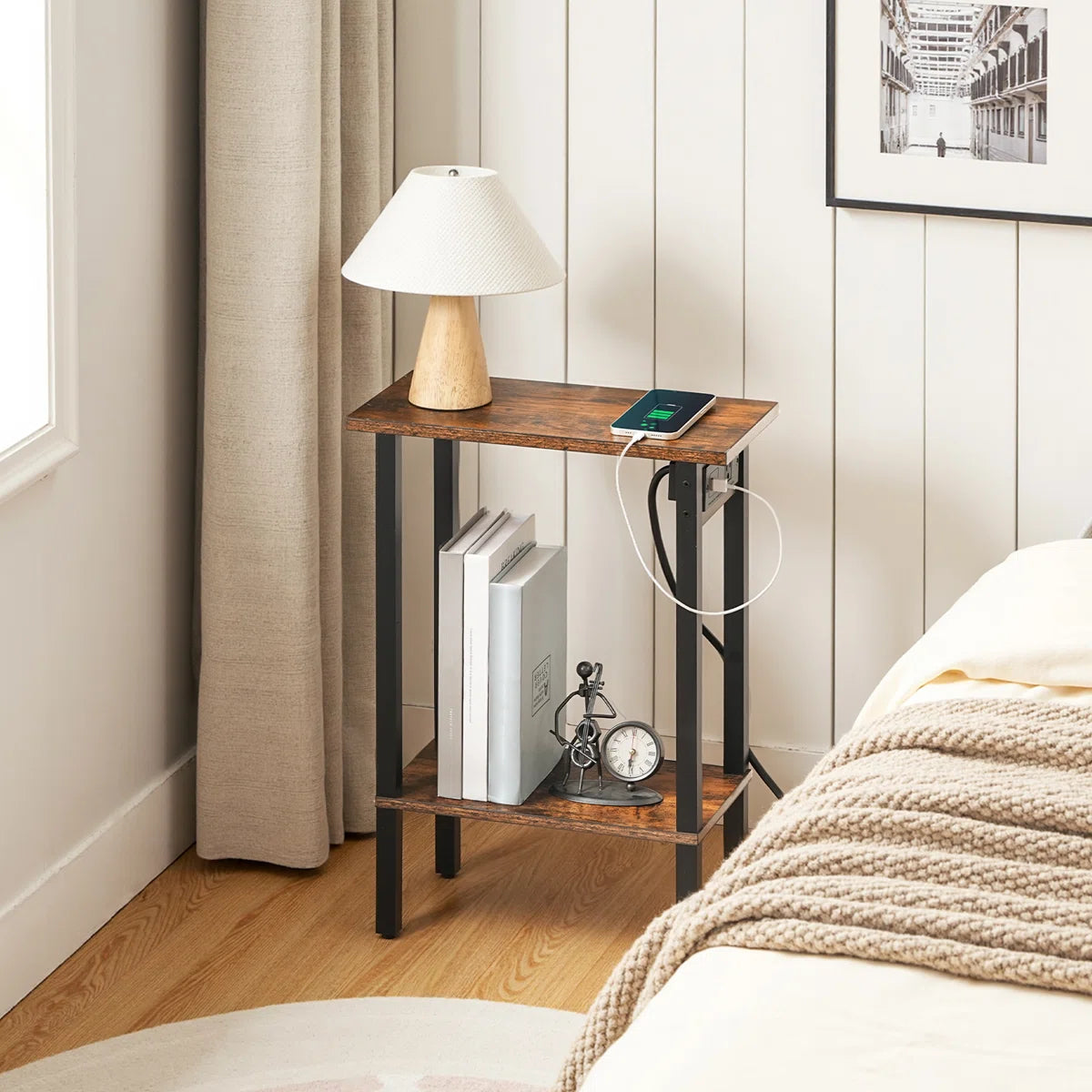 Smalt sidebord med ladestation, rustik stil