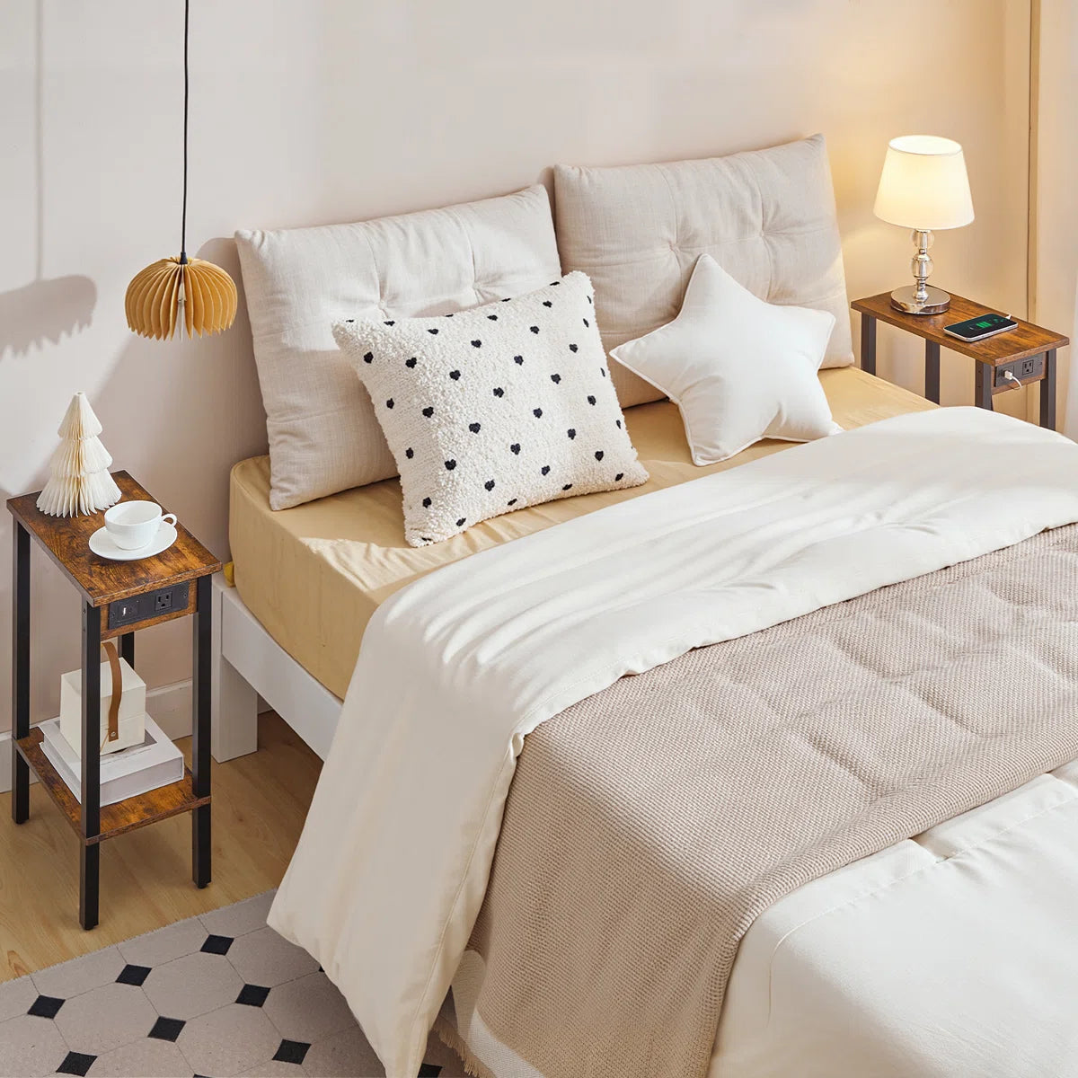 Smalt sidebord med ladestation, rustik stil